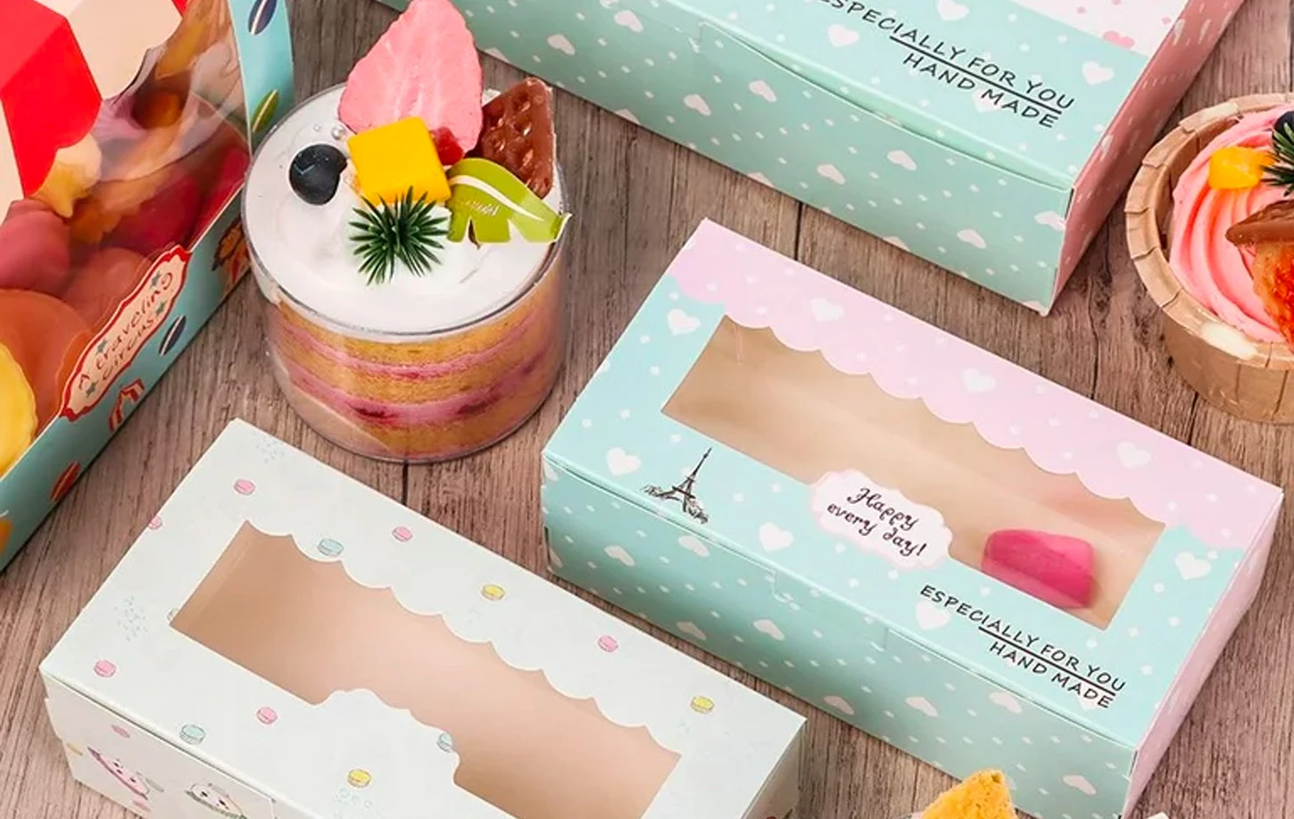 Şəffaf pəncərəli qutular